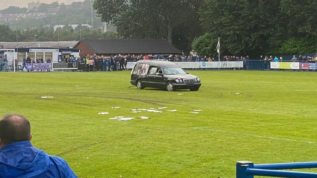 Fotbalový zápas přerušil pohřební vůz, ze kterého vyskákali maskovaní muži